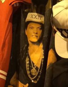unorthojukebox's tweet photo. serasse que tá tudo bem com o bruno mars da camisa 
tô preocupada https://t.co/bJFnQARGug
