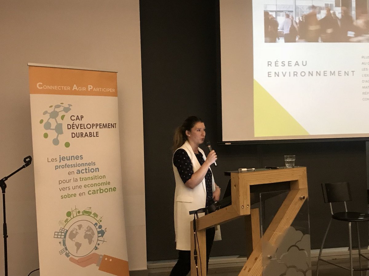 CAP_DD's tweet photo. La coordonnatrice communication et programmes de sensibilisation chez @Reseau_Envt  @GenevieveDW présente la mission du Comité Relève de Réseau Environnement. Vous êtes motivés à faire bouger les choses? Contactez-les! https://t.co/eLZRPCG4Vq