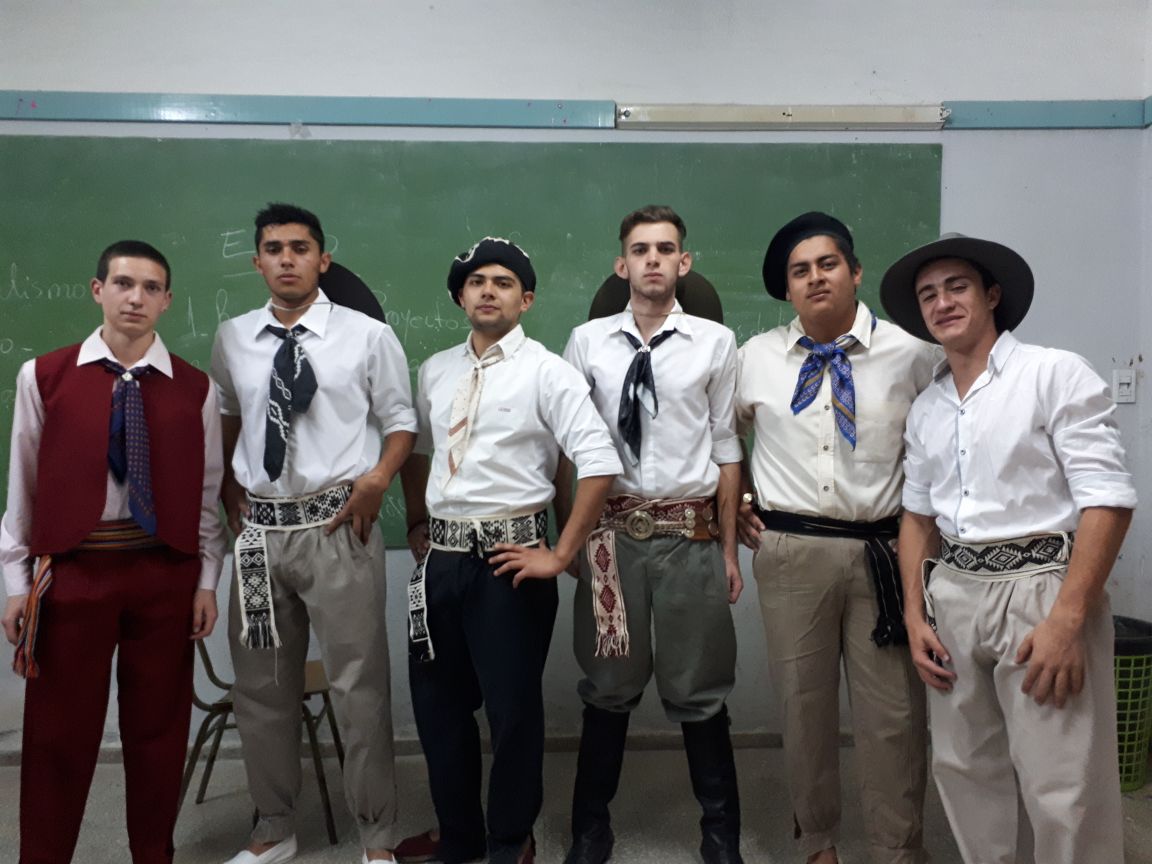 MatacaFCoficial's tweet photo. Parte del equipo se encuentra realizado danzas tradicionales en la velada del colegio secundario! https://t.co/ygEkrxdUYZ