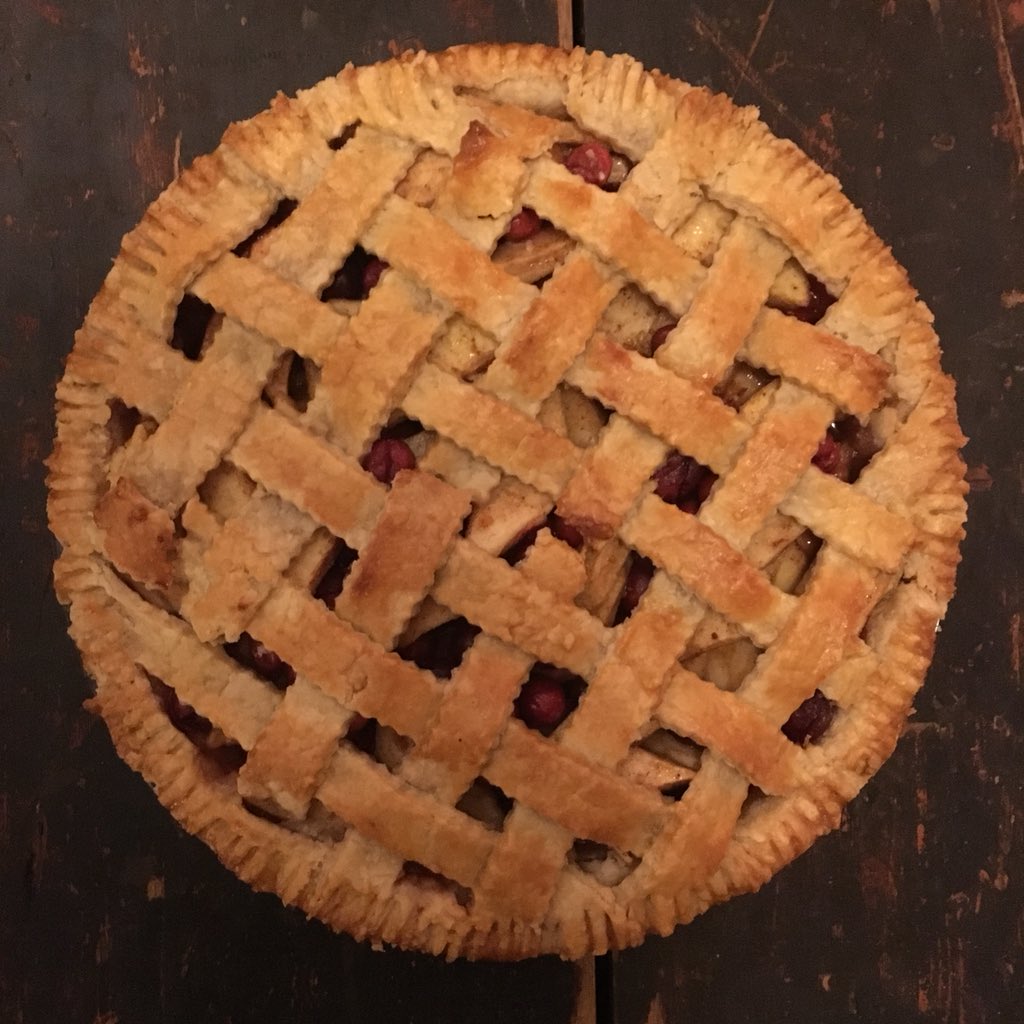 erinbranchaud's tweet photo. Apple & cranberry pie with cinnamon and orange zest, and lattice top #timeforpies https://t.co/vYLh0ZWZyk