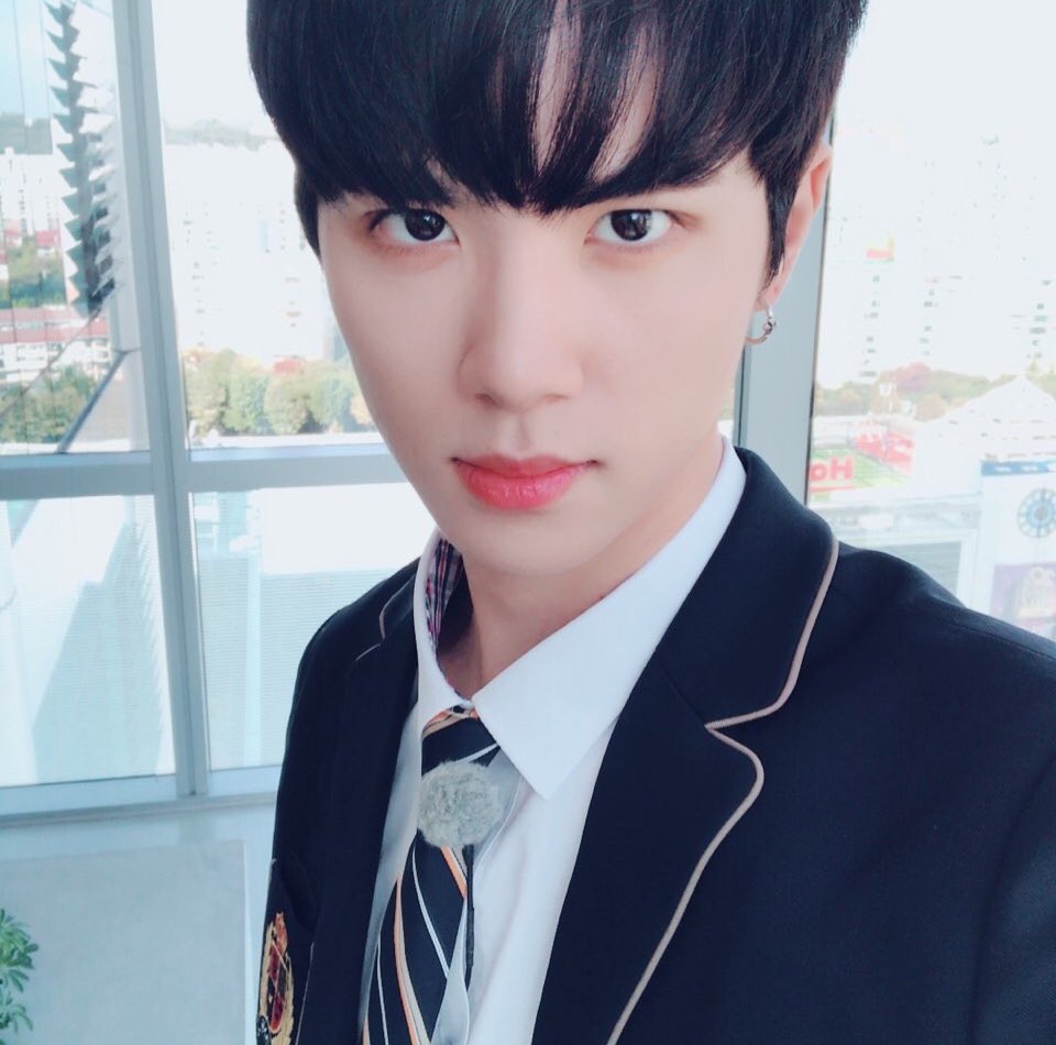 JBJtwt787's tweet photo. [#김동한😬] 날이 넘나 추워요! 
옷 따뜻하게 입고 다니시고 
즐거운 주말 보내세요😘 https://t.co/FrVj6I298K