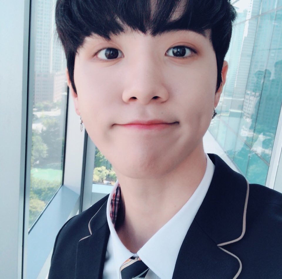 JBJtwt787's tweet photo. [#김동한😬] 날이 넘나 추워요! 
옷 따뜻하게 입고 다니시고 
즐거운 주말 보내세요😘 https://t.co/FrVj6I298K