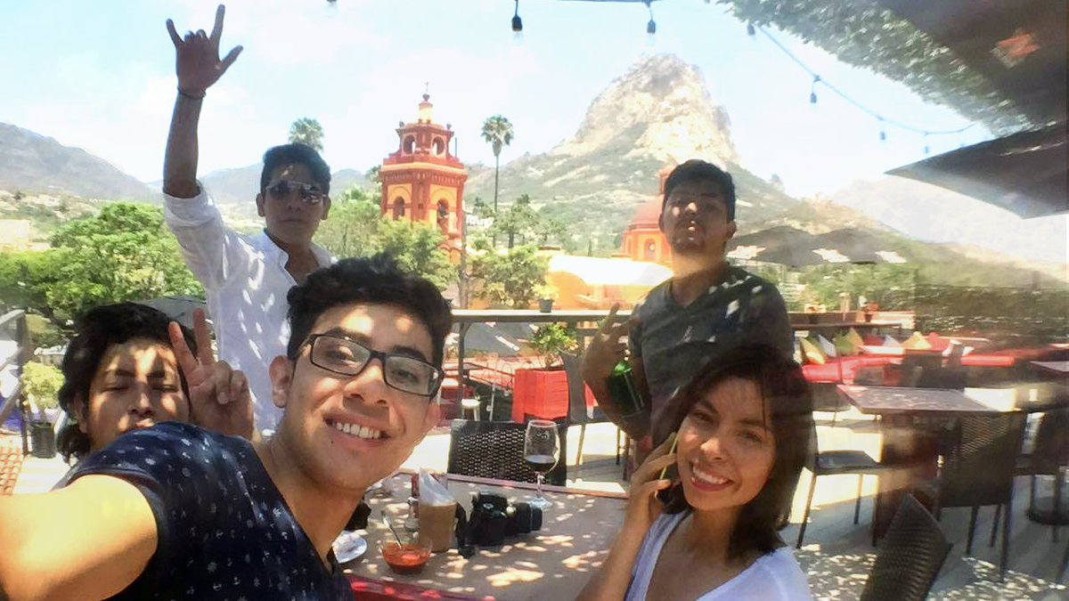 elgmx's tweet photo. .@Ruta21mx nació de una idea escolar, cuando 15 jóvenes decidieron que además de aprobar la materia, querían aportar algo bueno a la sociedad mexicana #PoderMillennial 👊 https://t.co/g9r81YpMW6 https://t.co/PftoBpZGuW