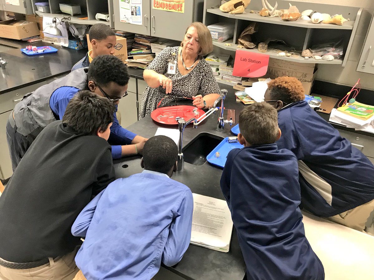 hrollings4's tweet photo. When the kids think their teacher is magic (because she kind of is✨) it makes them line up for their turn at her learning station. #BLinAction #MagicMillar #PersonalizeSC @STMSWildcats @millarscience https://t.co/zu2OScavCJ