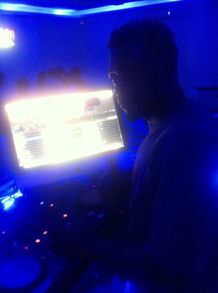 jairuhmy's tweet photo. Max Lounge been 🔥🔥 #HitsFriday s/o @nellysting https://t.co/4nzof5pgRQ