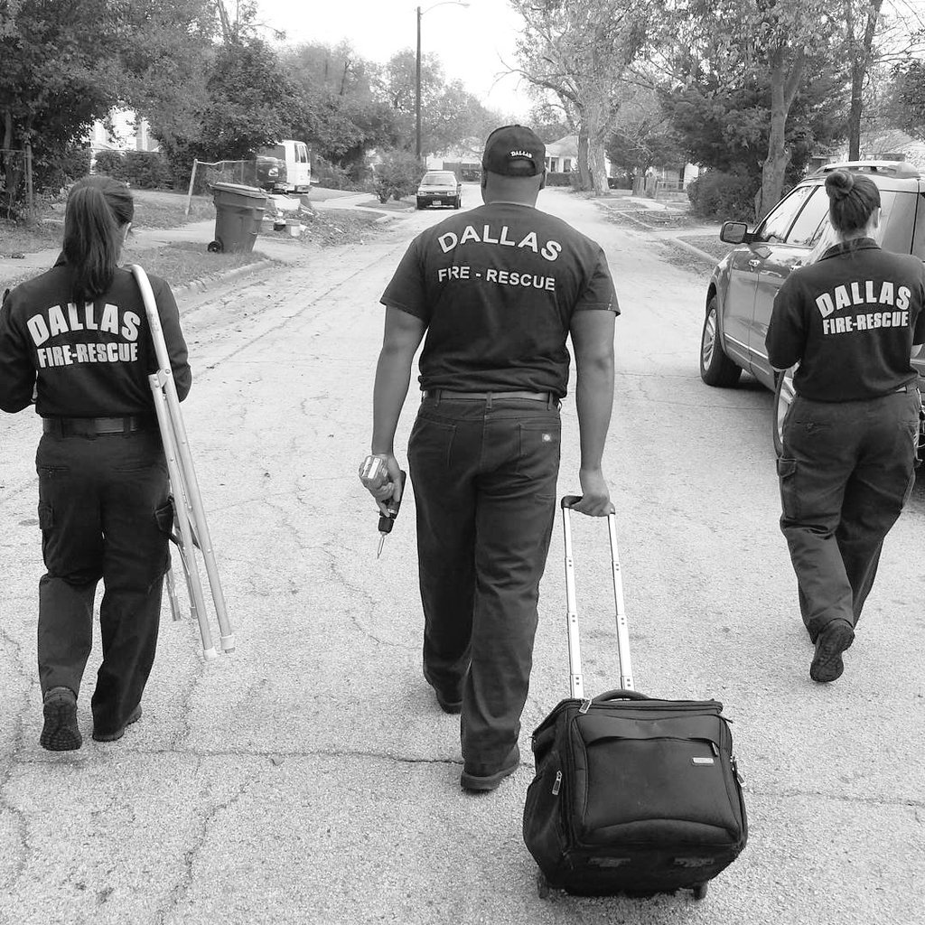 DallasFireRes_q's tweet photo. On November 16th @DallasFireRes_q #DFRPrevent Officers installed 110 #smokealarms in the homes of South @CityOfDallas residents, following a November 4th house fire in which an elderly man died. @DwaineRCaraway #StaySafeDallas https://t.co/XLNqQCFsfk