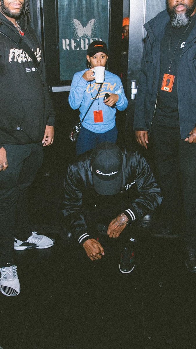 minoonthemic's tweet photo. Another one for the books 🤟🏽
#CrewFit spotted alongside one of my favorite artist @6LACK https://t.co/u4x5lZw5p3