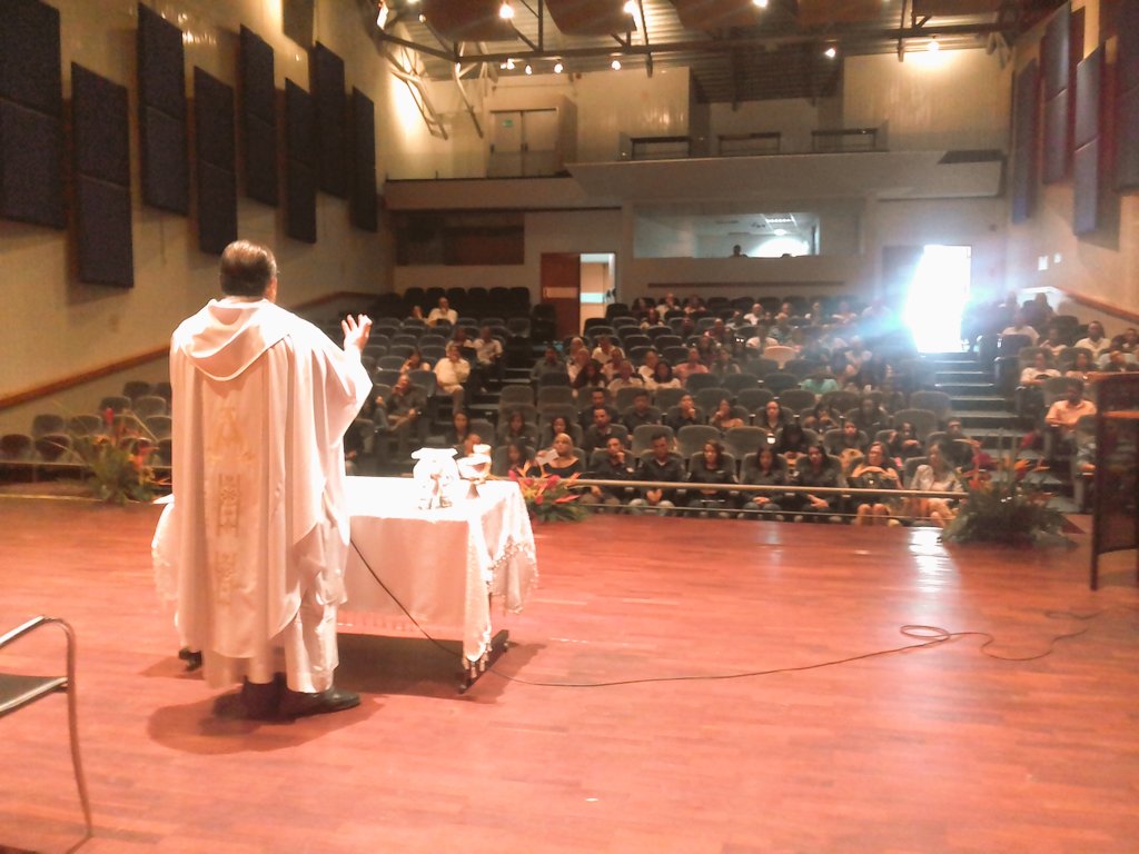 capellaniauc's tweet photo. Misa de grado de la @FCJPDerechoUC @davidrutman presidida por @padrejoel95 @UCarabobo @TiempoUC @Porxtojuan @NotiUC @Greivinfg @biuscmy https://t.co/Y0UB3tatfM