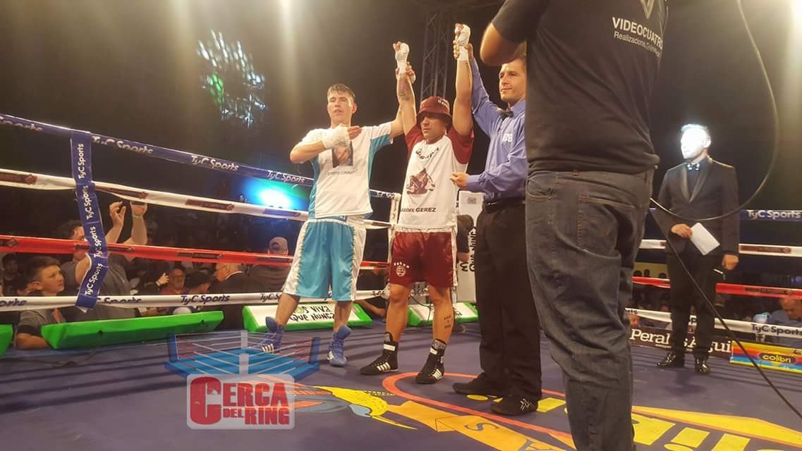 cercadelring's tweet photo. Segundo combate profesional de la noche en el Estadio José María Gatica, triunfo por puntos en fallo unánime de #AlejandroCaputo ante #JonatanUlvedak #CDREnElGatica #CDREnTodosLados #CercaDelRing
https://t.co/UY0Lt1XmNn https://t.co/YWQUHEehOs