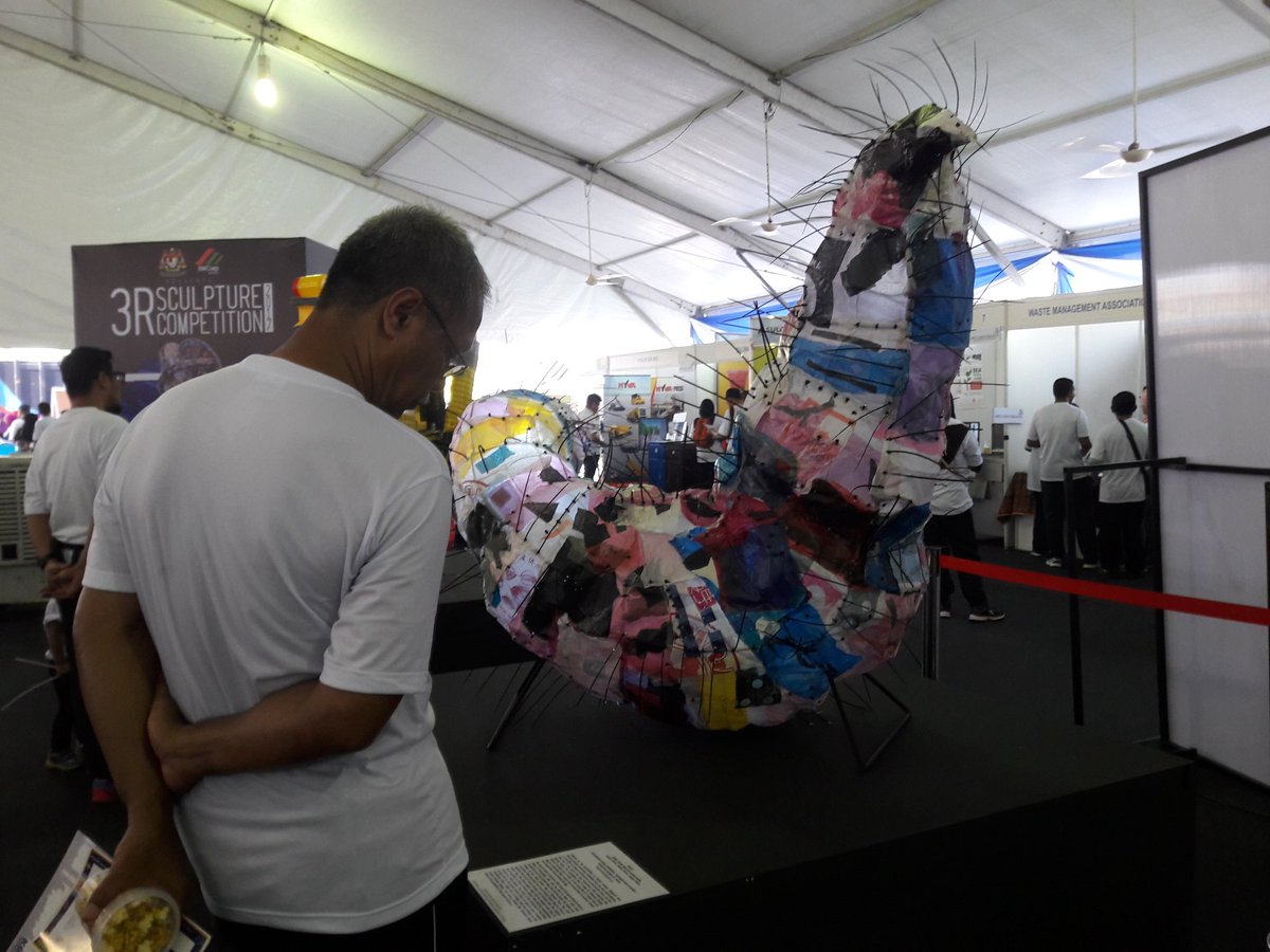 eina_n9's tweet photo. #RT @swcorp_my: RT @kpkt_gov: Wah hebat &amp; kreatif sungguh arca-arca kitar semula yang dipamerkan sampai semua nak bergambar. Datang la ke Anjung Floria sekarang. Bawa anak-anak kita tunjukkan bagaimana bahan kitar semula boleh dijadikan bahan seni sempen… https://t.co/7LrXpaWuPS