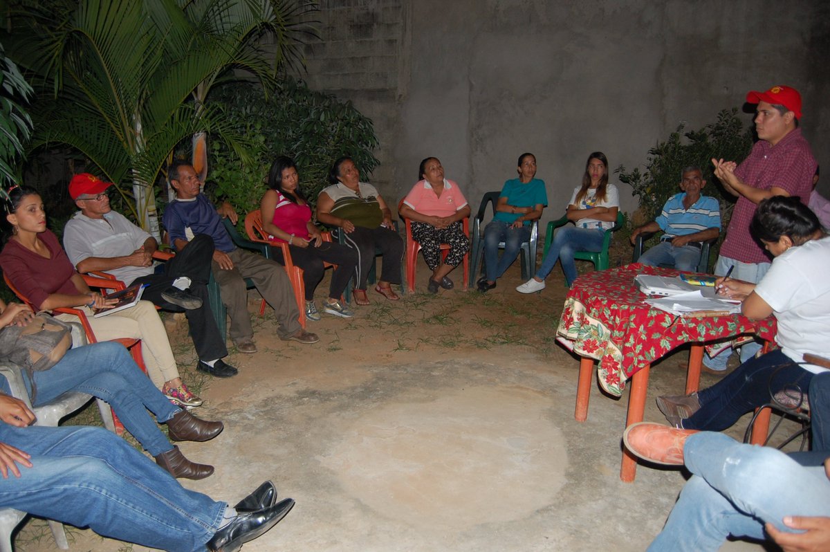 pcvbarinas's tweet photo. #TrayectoriadeLuchaProbadaenElMunicipio. LEONARDO RODRIGUEZ encuentro con Lideres del Sector Renacer Bolivariano, parroquia Alto Barinas 17/11/2017. #LEONARDOALCALDE.  @milineanocambia @MARCVS_1984 @argenisaldazoro @EspecierFNLCTBa @fnlctbarinas https://t.co/ysdT660G12