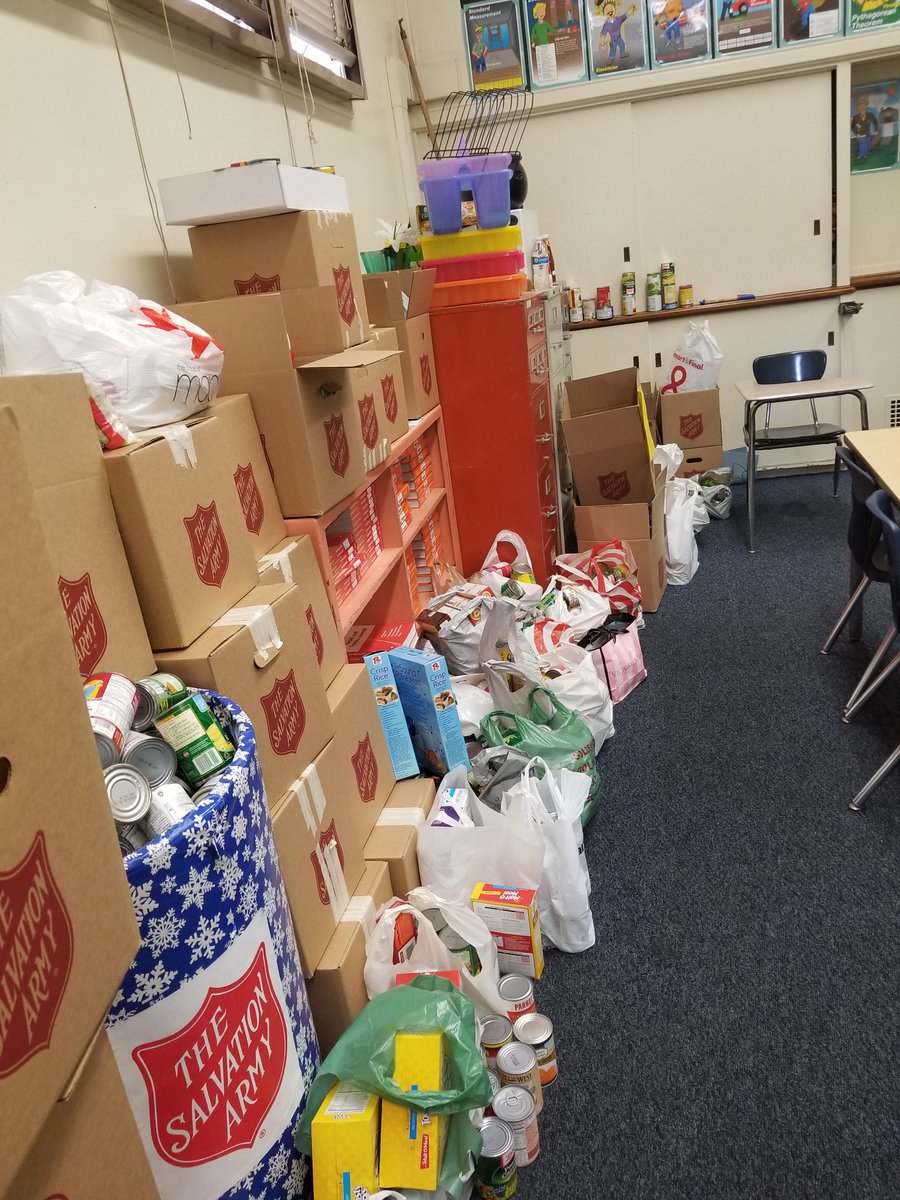HughesOwls's tweet photo. Hughes staff and students collected over 2,300 food items which was given to the @SalvationArmyUS AND 450 cans of green beans were donated to @LBBasketBrigade. #GivingToThoseInNeed #ProudtobeLBUSD @LBSchools @SuptSteinhauser https://t.co/OD42gZfBx5