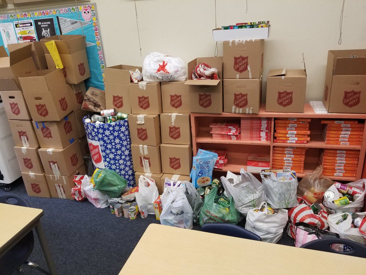 HughesOwls's tweet photo. Hughes staff and students collected over 2,300 food items which was given to the @SalvationArmyUS AND 450 cans of green beans were donated to @LBBasketBrigade. #GivingToThoseInNeed #ProudtobeLBUSD @LBSchools @SuptSteinhauser https://t.co/OD42gZfBx5