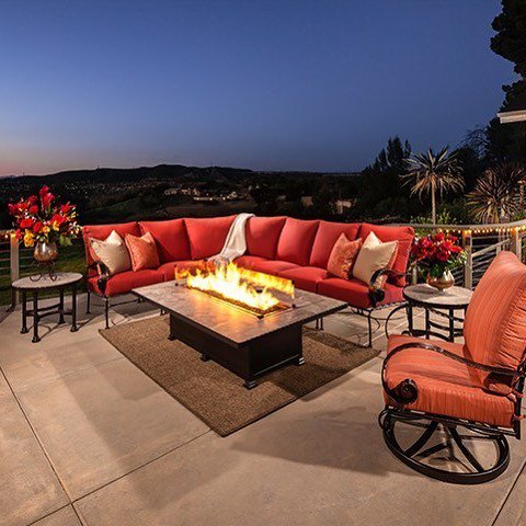 OWLeeCo's tweet photo. It’s the weekend, get out there and enjoy it! 😉 #weekendvibes #firepitfriday🔥 #patiogoals #classico #sectional #owlee #madeforgenerations https://t.co/tcxz2N55tT https://t.co/VOKwP8DuzO