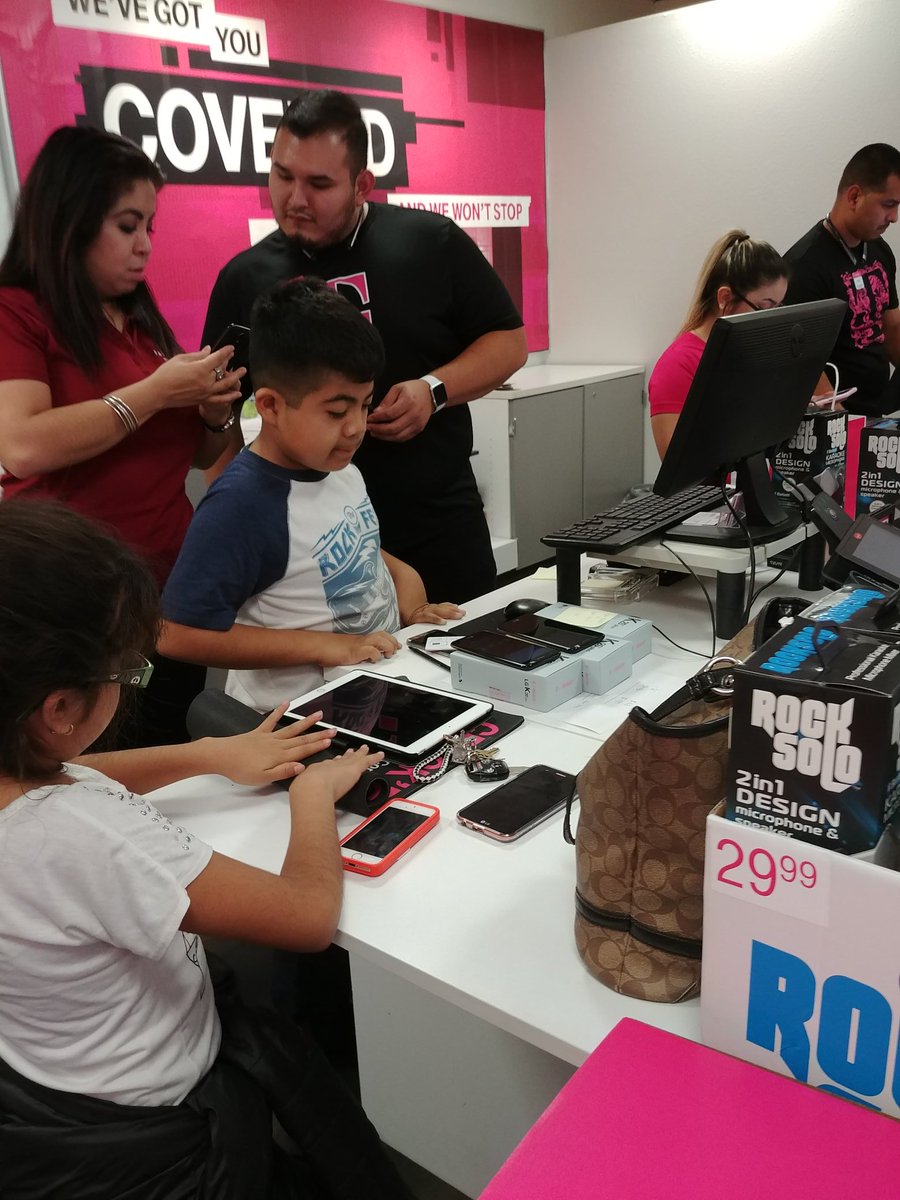 C_Rod879's tweet photo. Don't worry, we'll take care of ur customers sprint!@UncarrierEddie @B_Vargas22 @isaac2691 https://t.co/yZrz3YK9Zd