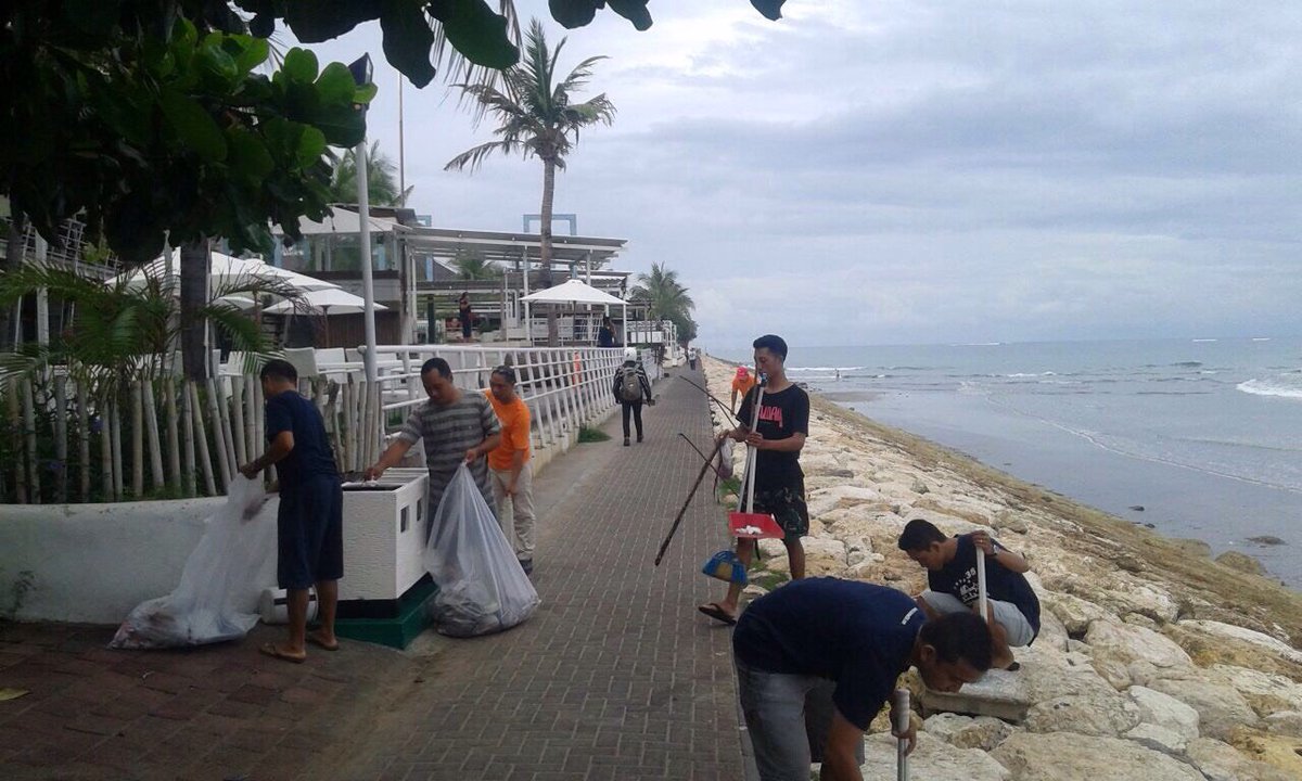 Want to be healthy, keep your environment clean
Cheers up, let's clean our beach
#healthyliving #keepenvironment #cleaningbeach