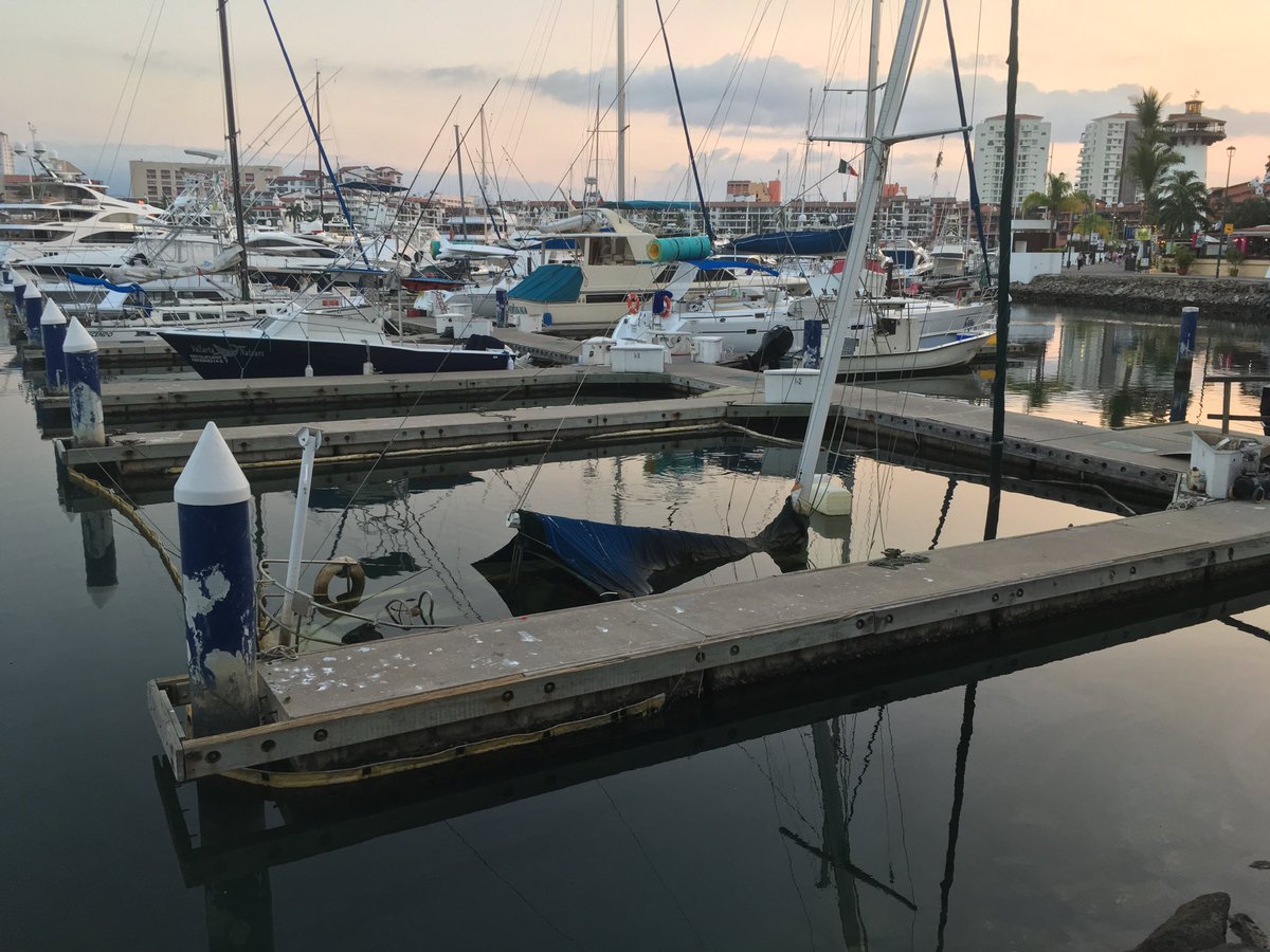 Heinx29's tweet image. Un bote hundido