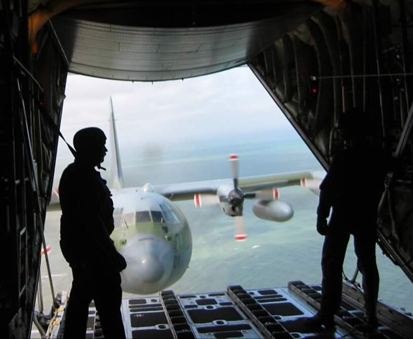 xenonwolf's tweet photo. Me in the doorway of a C130 Hercules RNZAF 2003 #rnzaf #ohakea #airforce https://t.co/D42xoCKyux