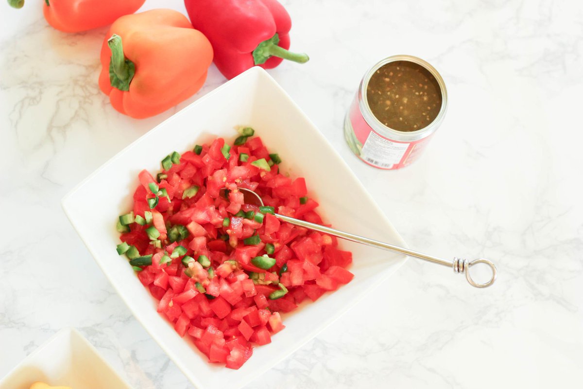 krystintysire's tweet photo. Make this fresh tomato salsa for dinner tonight and it'll be a sure hit: https://t.co/1wZOtKPFiq #FreshWorksFreshness #ad @rubbermaid #foodie #foodblogger https://t.co/DZVXnCKS7A
