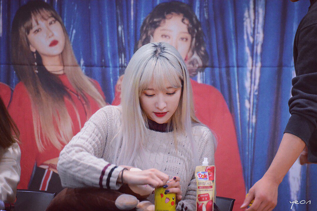 ____YEON____'s tweet photo. 171117 영등포 팬사인회                                    
냠냠🍬
#EXID #하니 #안희연 #hani https://t.co/vBNinwYnYZ