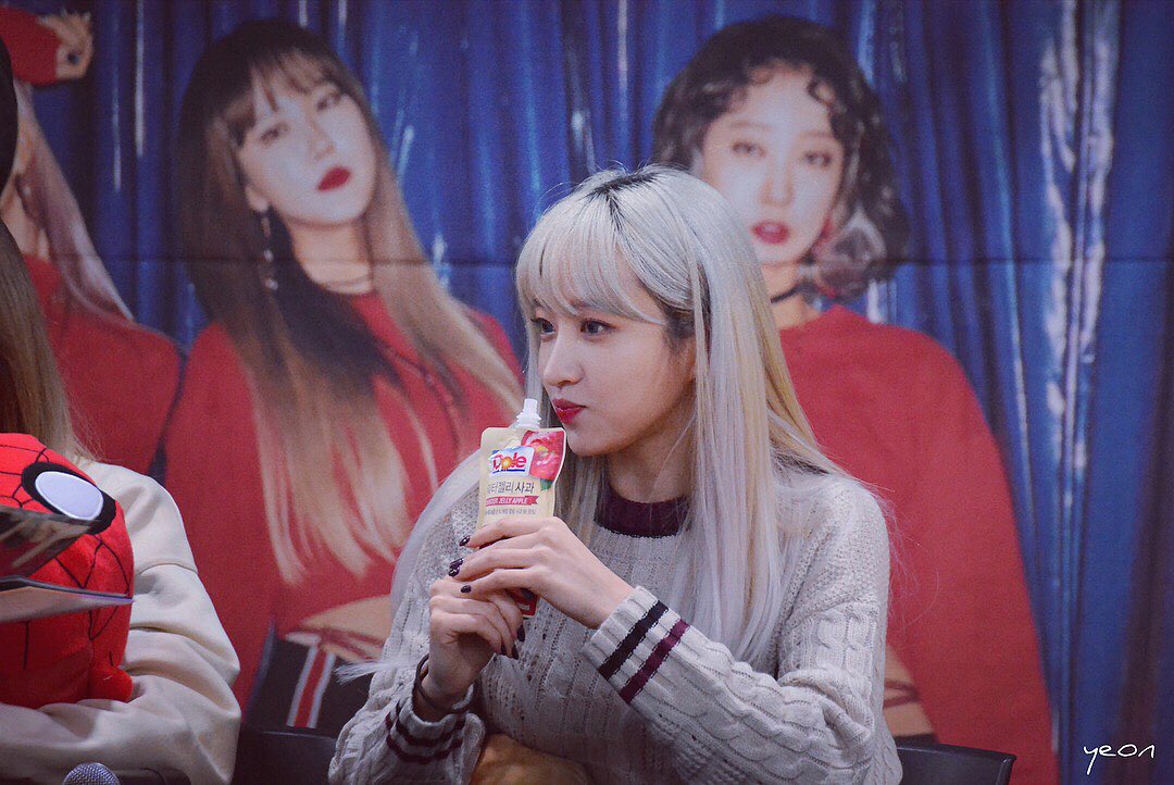 ____YEON____'s tweet photo. 171117 영등포 팬사인회                                    
냠냠🍬
#EXID #하니 #안희연 #hani https://t.co/vBNinwYnYZ