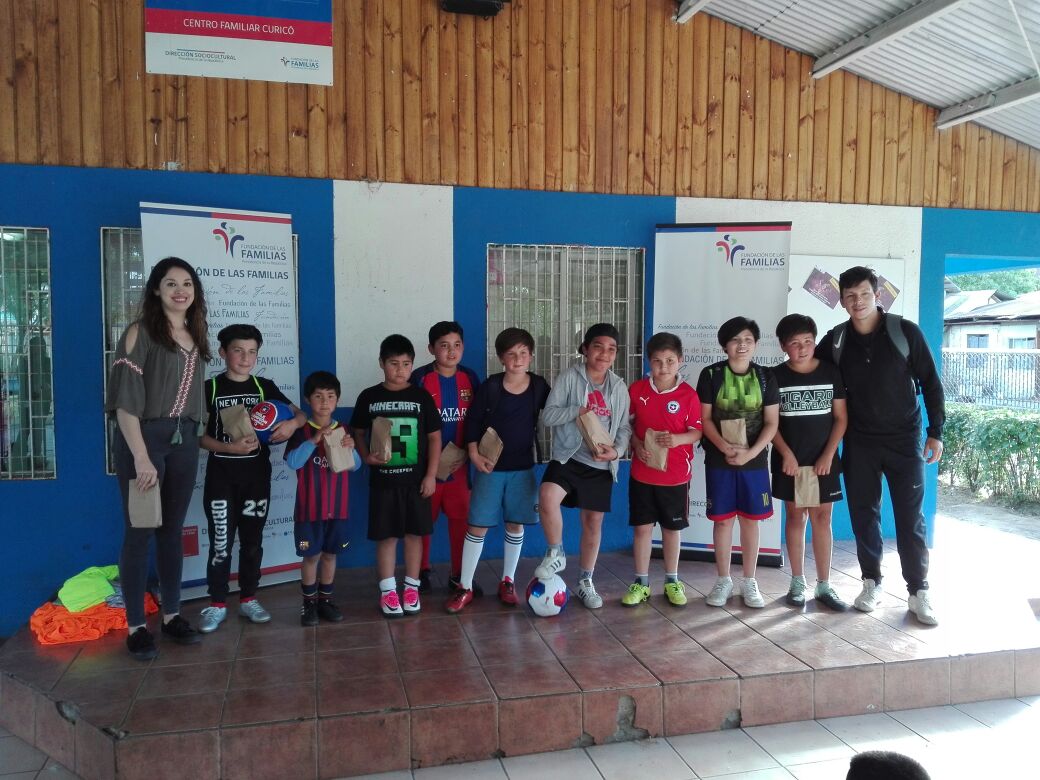 CuricoFunfa's tweet photo. Hoy en @CuricoFunfa campeonato de futbol niños @funfamilias @TeresaRey3 @Natiobilinovic https://t.co/Qa0Q7J25ui