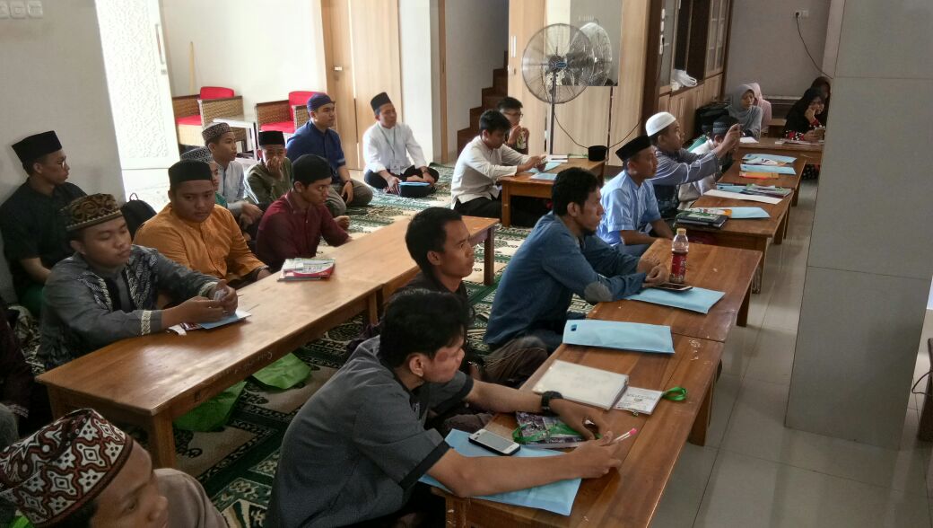 Metodebagdadi's tweet photo. Talaqqy syafahi Metode Pemelajaran al-Quran #metodebagdadi di Pesantren al-Imam Ashim - Makassar https://t.co/ug67xAMuoN