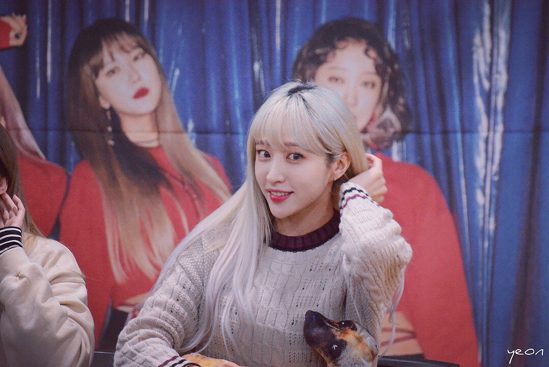 ____YEON____'s tweet photo. 171117 영등포 팬사인회 
희연덕분에나도행복해💕고마워
#EXID #하니 #안희연 #hani https://t.co/84TA7LoogG