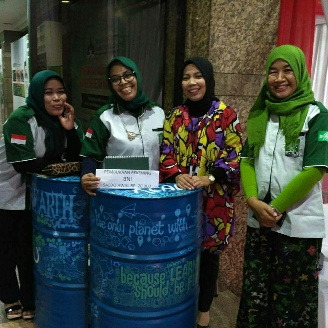creaduarunika's tweet photo. #creadrum at Bank Sampah Nusantara @PPLPBINU 💪💪🙏🙏 #ubahsampahjadiberkah #fromtrashtocash https://t.co/1UFo73FWsu https://t.co/2PYfO6qcCJ