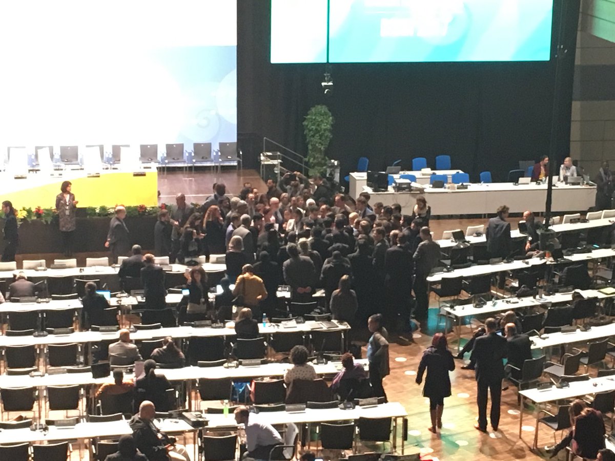 ClaraHaas_'s tweet photo. Clapping in the huddle at 3:45am #COP23 #observers #lastnight #closeit #youth #ClimateAction @CliMates_ https://t.co/pzMxm8cEEg