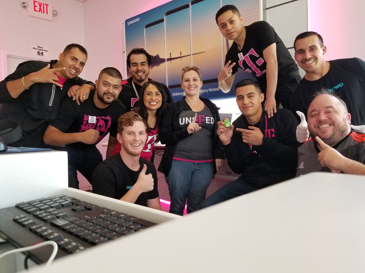 jenny_foss's tweet photo. Hanging with team 44th and Samsung today @Alisa_Arner #okcforce #scownit https://t.co/yrT277spdO