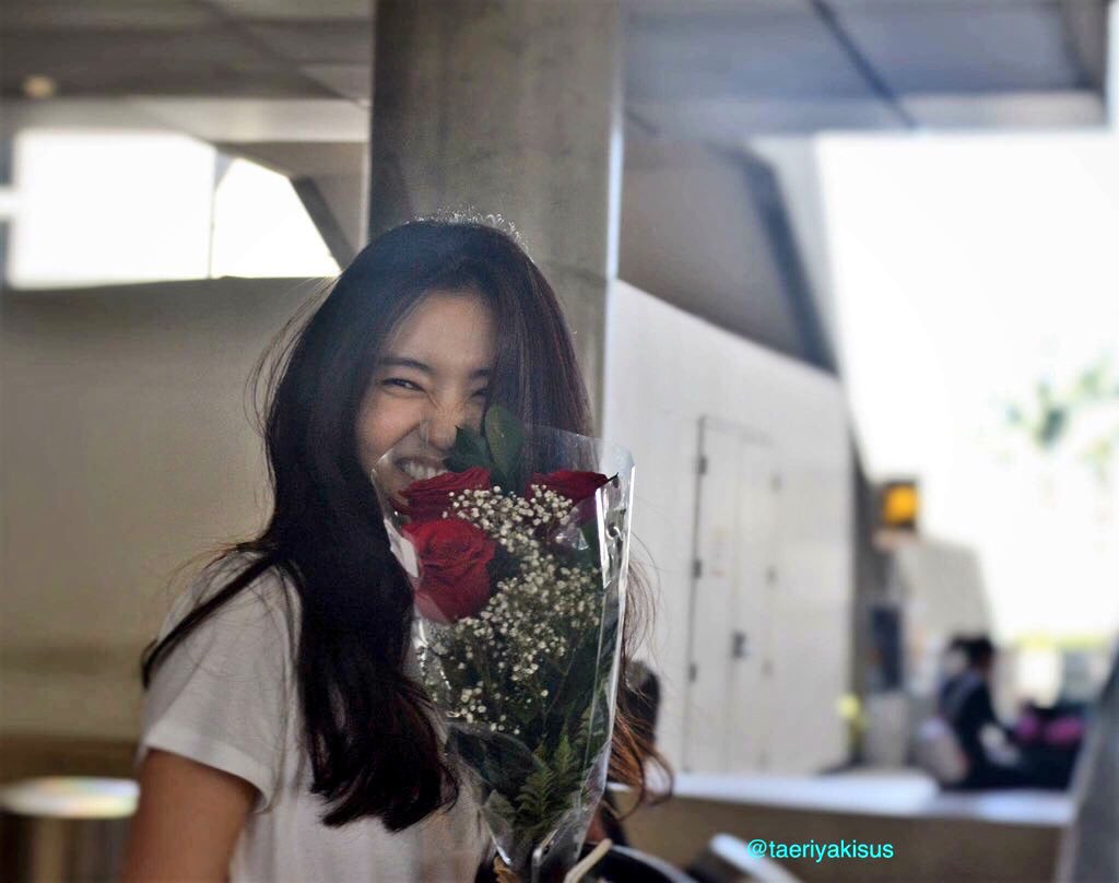 kakadudoo's tweet photo. 꽃과 김태리🌷 https://t.co/TNPnSxObnQ