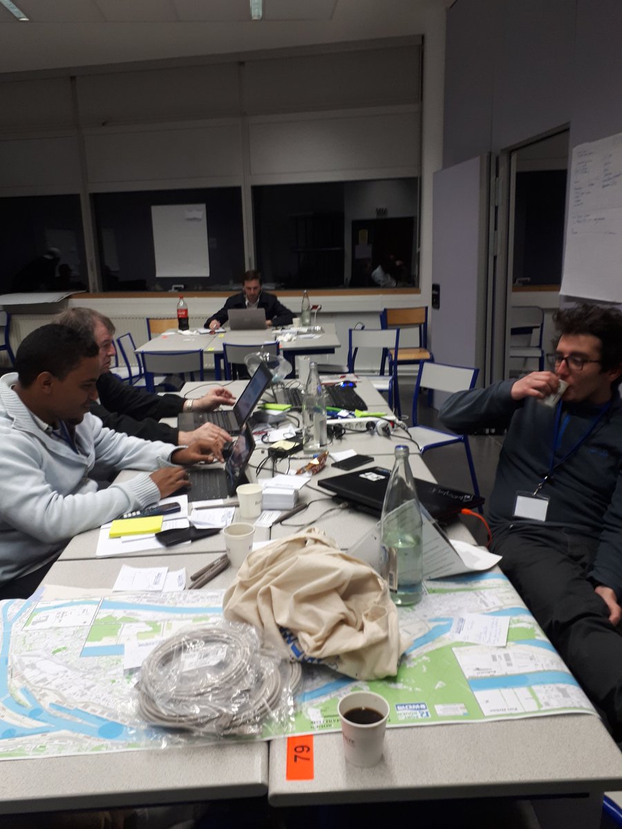 Leloch9's tweet photo. 4h22 les yeux piquent mais ça va le café est la et chaud...
@smartharopa #SPH2017 https://t.co/XvbUwqD04Q