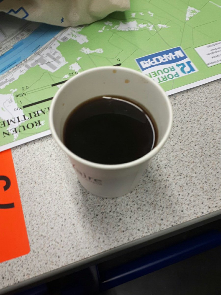 Leloch9's tweet photo. 4h22 les yeux piquent mais ça va le café est la et chaud...
@smartharopa #SPH2017 https://t.co/XvbUwqD04Q