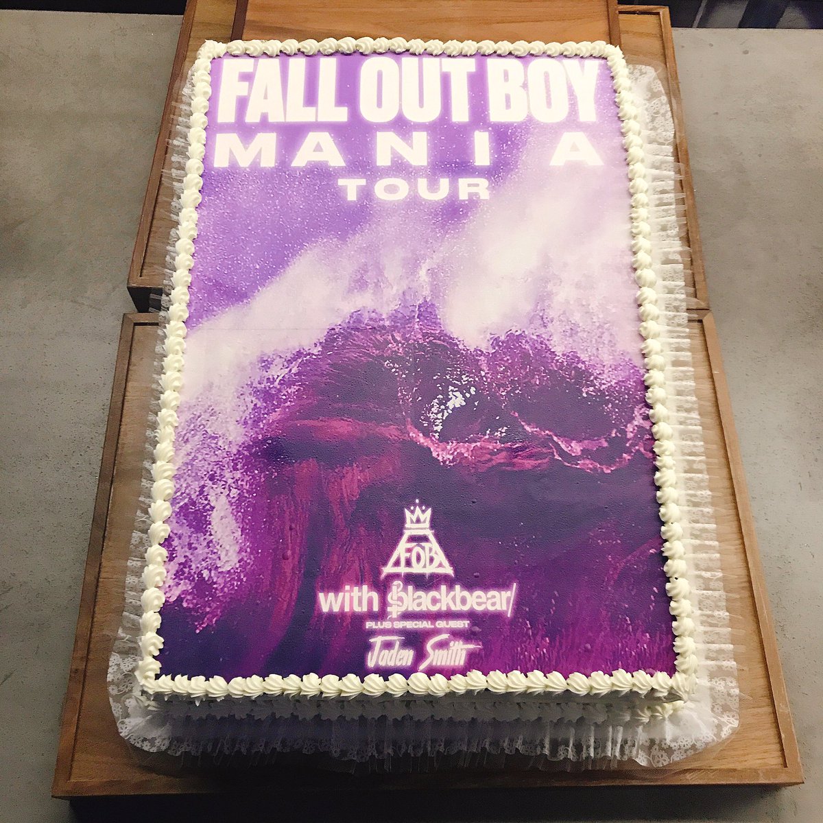thekiaforum's tweet photo. Sugar, you're going down... 😋🍰 #ForumCake #FOBForum @falloutboy https://t.co/bHi0tQ1pye