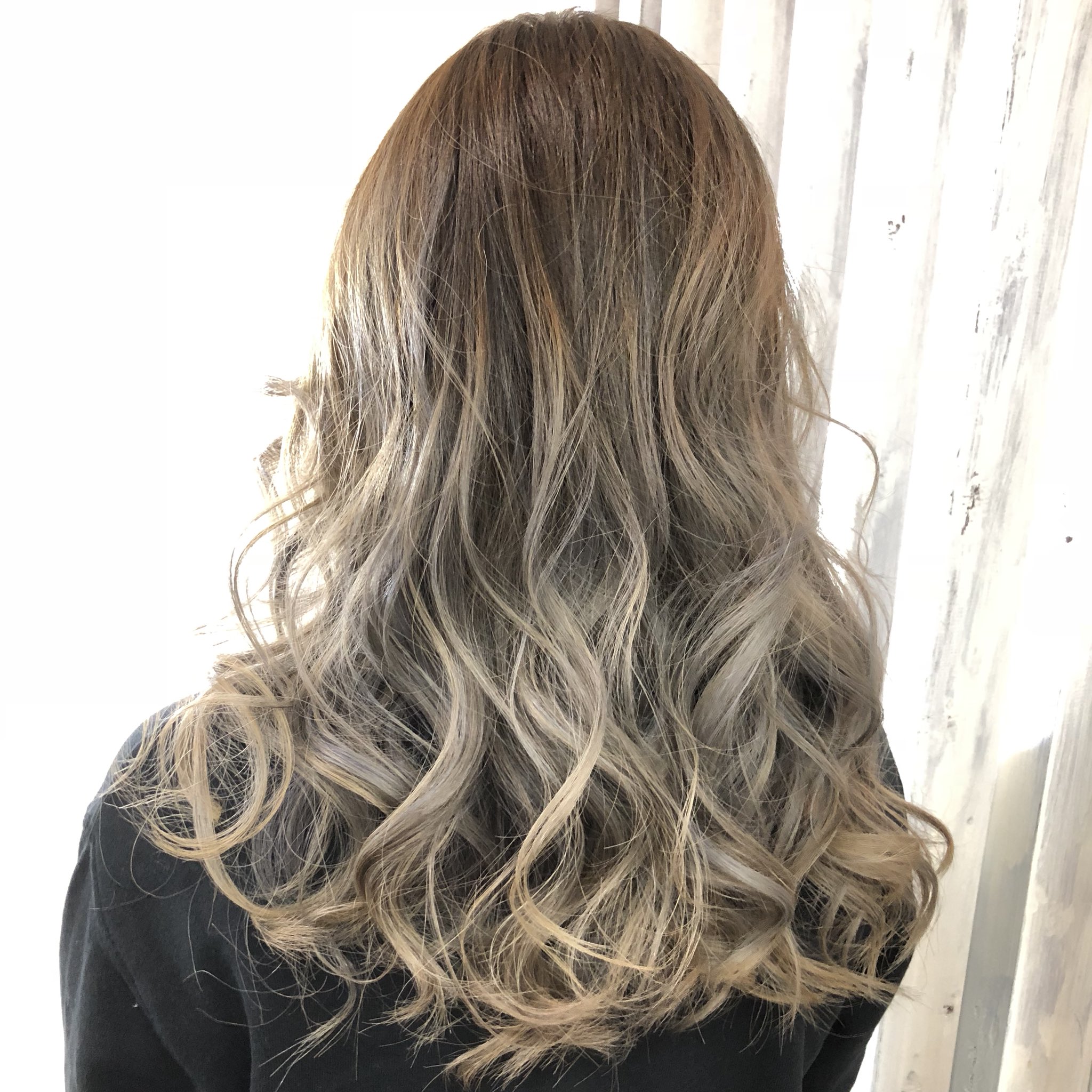 Waka 営業後のカラーモデル又は営業中にもお得な料金でできますよー お問い合わせお待ちしてますね Rollen ローレン カラー ヘアカラー 髪色 ブリーチ メッシュ ハイライト グラデーション シールエクステ カラーモデル カラーモデル募集 ギャル キャバ