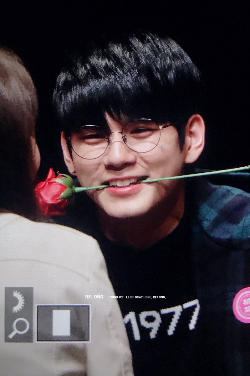 RE_ONG950825's tweet photo. 171118 꽃을 문 남자🌹🌹🌹
#옹성우 #ongseongwu https://t.co/SeXGMHH4Bu