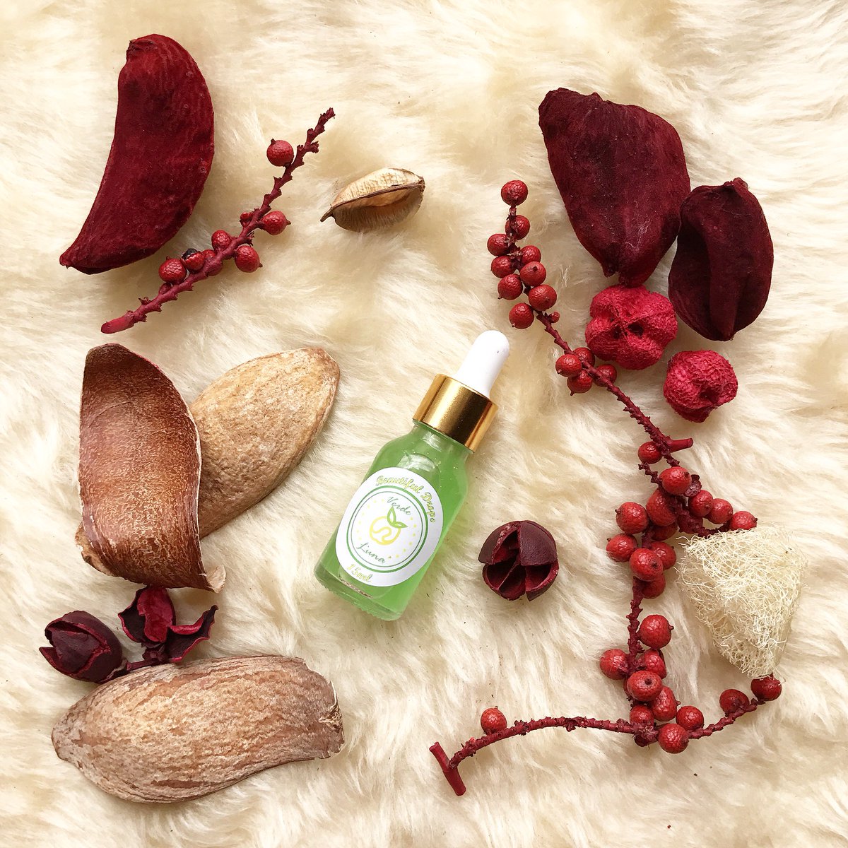 nuzulrobin's tweet photo. ✨Beautiful Drops✨ is designed to be used as Anti-ageing serum , Facial Moisturiser, Acne treatment and Yes.. of course as a Makeup Primer too! Whole lot of Magic in just One Bottle! #VerdeLuna #HarusssssssCantik https://t.co/VlxkQNAqV0
