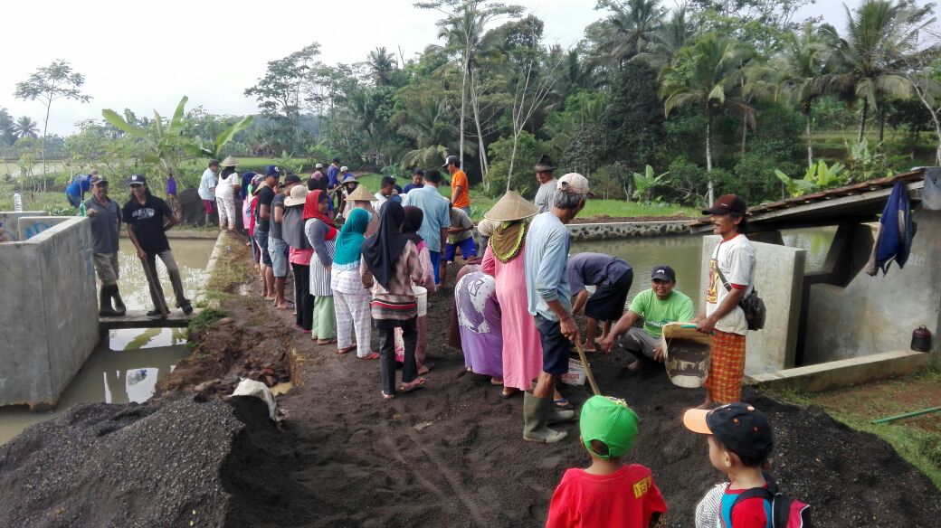 DediAbah6's tweet photo. Antusias masyarakat ds.jalatrang #ManfaatDanaDesa #Ciamis #Jabar
@jokowi
@EkoSandjojo
@anwsanusi
@taufikmadjid71
@fachrilabalado
@KemenkeuRI https://t.co/WGZVmqP7Sw