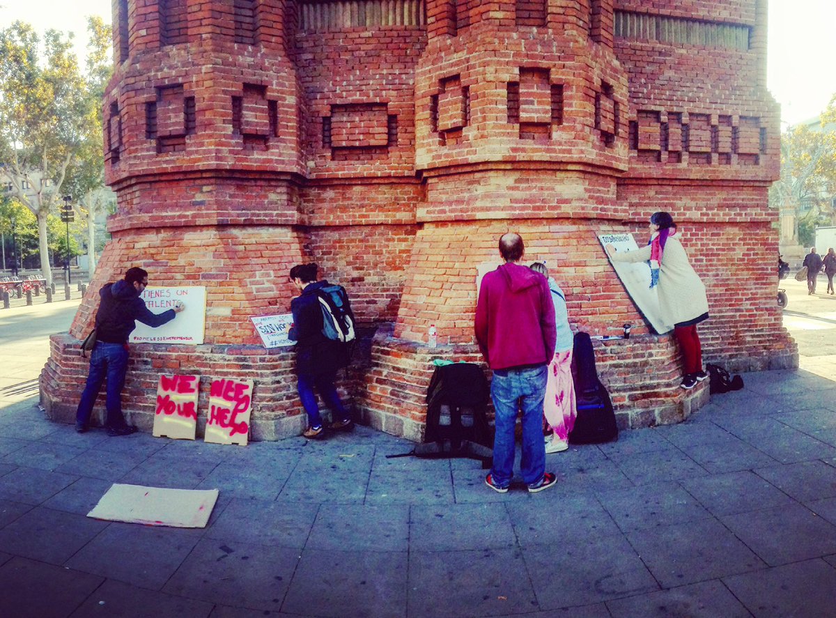 andrewfunkspain's tweet photo. Starting #TodosDurmiendoEnLaCalle at Arco De Triunfo #Barcelona #HomelessEntrepreneur https://t.co/29XfNBxoua