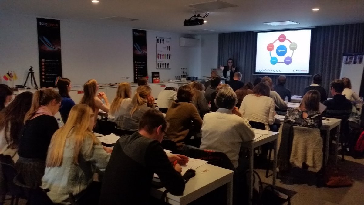 Paul_BORGinsole's tweet photo. #bibiom #BORGinsole #biomechanica knie @schops_ine van theorie naar praktijk. Voor #podologen #Kinesio @ArteveldehsGent #kmoportefeuille https://t.co/EEVsnND1pZ