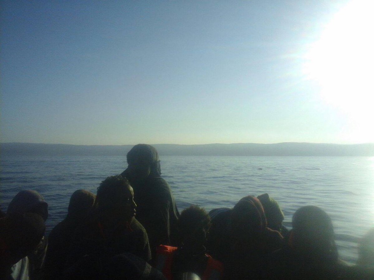 Foto de 30 personas frente a Marruecos en una #patera hundiéndose, a las que se les niega auxilio.
‼️No dejemos que se mueran, No seamos ´cómplices de la barbarie‼️ #FronteraSur