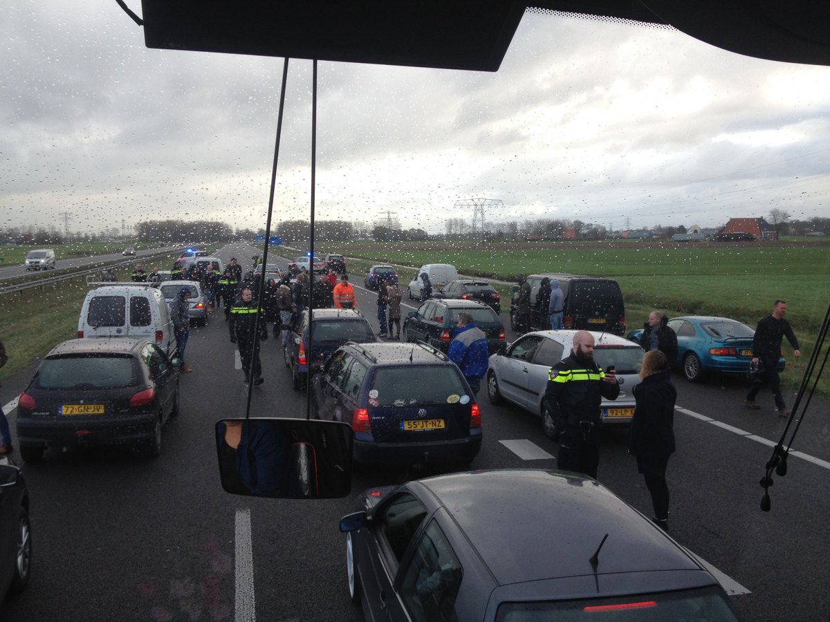 KvanLaarhoven's tweet photo. Politie inmiddels gearriveerd bij blokkade door Pro-Pieten midden op snelweg. Er wordt druk gepraat. Nog geen actie van politie #kozp #dokkum Ik rijd mee met Kick Out Zwarte Piet demonstranten voor @NRC https://t.co/vl8bleQYkk