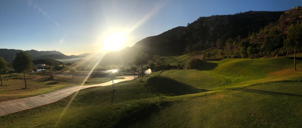 LaGaliana_Golf's tweet photo. Comienza la final del gran circuito @yoingolf
Ambientazo de jugadores 🏌🏻♂️🏌🏼♀️
Climatología perfecta ☀️
Quien será el ganador/a? 🏆
Quien se llevará el viaje? ✈️
#lagaliana #golf #spain #yoingolf #happysaturday #autumn🍁 #golfblog #golflife #golfstyle #2017 https://t.co/iWjN3yUHe4