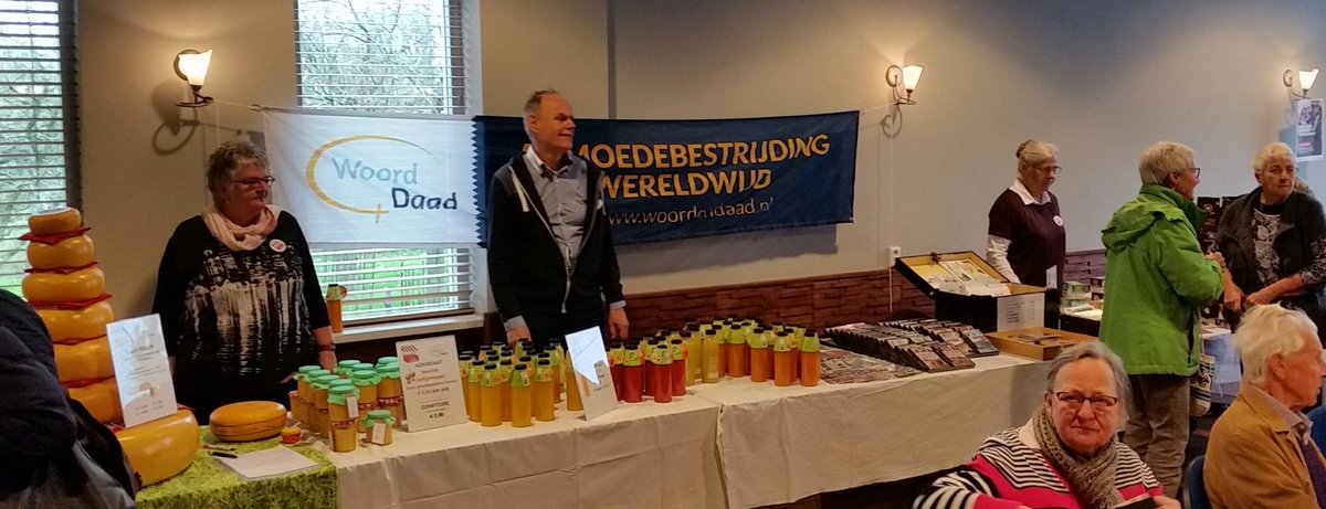 WD_Woerden's tweet photo. Gezellig druk op de Goede Doelen Dag in Zegveld. Woord en Daad is uiteraard ook vertegenwoordigd met eerlijke koffie, thee en chocolade, heerlijke verse fruit sappen en natuurlijk allerlei kaarten.  Welkom! https://t.co/5C5TeMPoUn