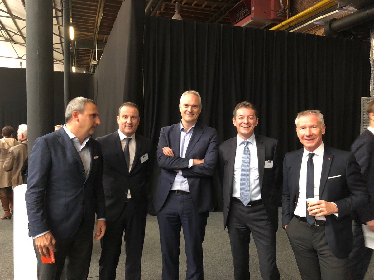 Vier grootbankiers squeezen uitdager <a href="/jurgen_ingels/">Jurgen Ingels</a> net voor het grote bankendebat op #finav17. <a href="/tijd/">De Tijd</a> <a href="/lecho/">L'Echo</a>