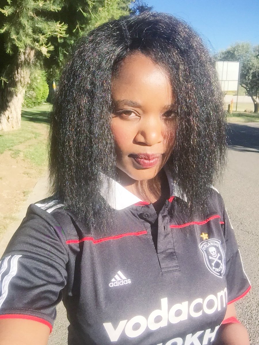Bucs_skhokho's tweet photo. #situationRytnow 1 sad coz am working ,,pic number 2 kiss to u coz l heart u maaan💝 #teamMroza ,good day https://t.co/OQC8nr6eqH