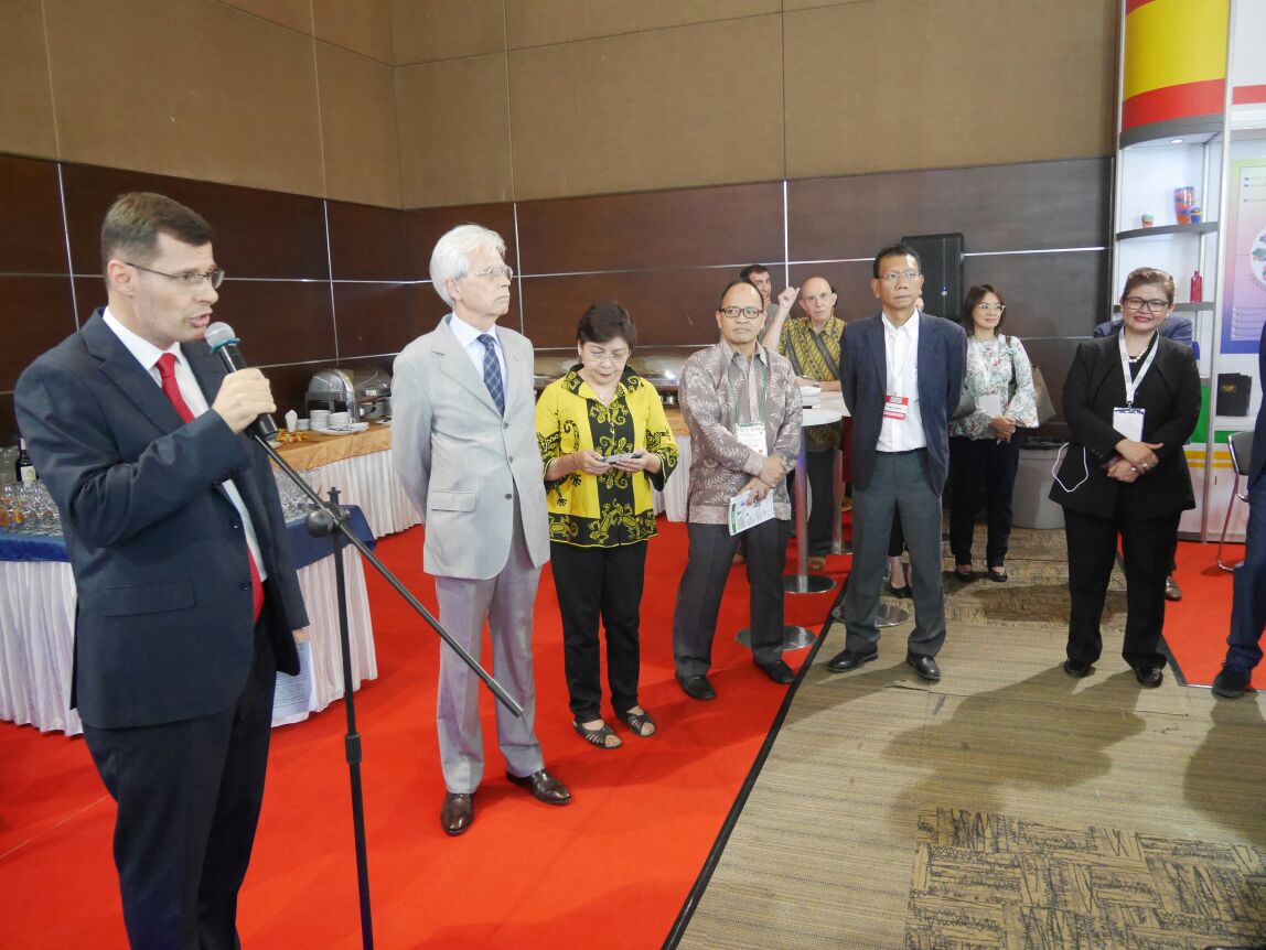 ITAJakarta_'s tweet photo. Successful event by @ITAJakarta_ at Italian Pavilion #PrintechIndonesia. 120 Indonesian Cos attending and meeting Italian exhibitors.Guests are welcomed by Trade Commissioner A. Liberatori,Ambassador of Italy V. Sandalli, Acimga &amp; 2 Indonesian associations' Presidents @pamerindo https://t.co/kdgma2wn3S
