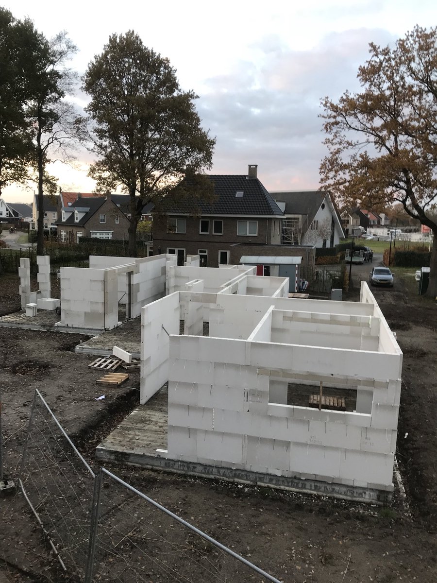 In opdracht van <a href="/BGHuiskes/">Bouwgroep Huiskes</a> grote vrijstaande woning te Hengelo. #kiewietlijmwerken #onbetwistdelijmspecialist #kalkzandsteen #strakkeplanning #nk1000