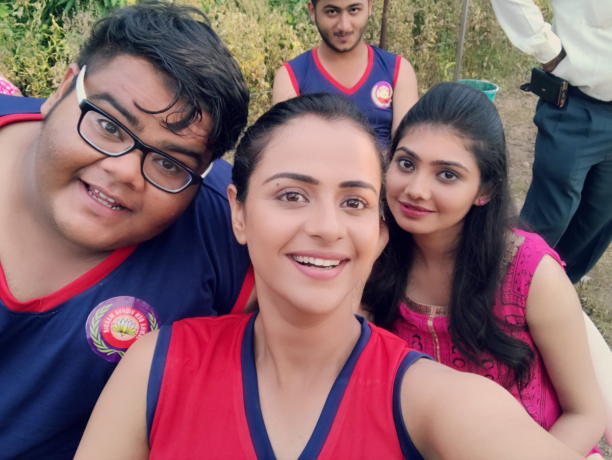 Prachi_Tehlan's tweet photo. Fun on the set of #Ikyawann https://t.co/tcNxpH1Vxx